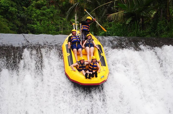Rapids & Rainforest: Adventure Jungle Rafting Trips