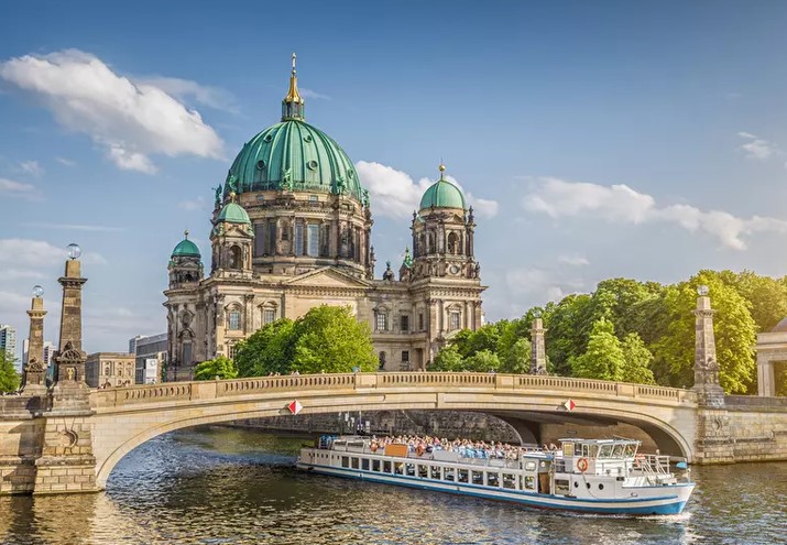 Flowing Cities: River Cruises in Urban Centers